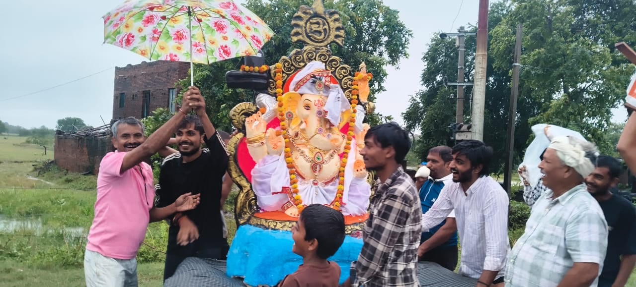 फोटो25एचएएमपी 41- मौदहा क्षेत्र में गणेश प्रतिमा को गोद में लिए श्रद्धालु। संवाद फोटो25एचएएमपी 41- मौदहा क्षेत्र में गणेश प्रतिमा को गोद में लिए श्रद्धालु। संवाद