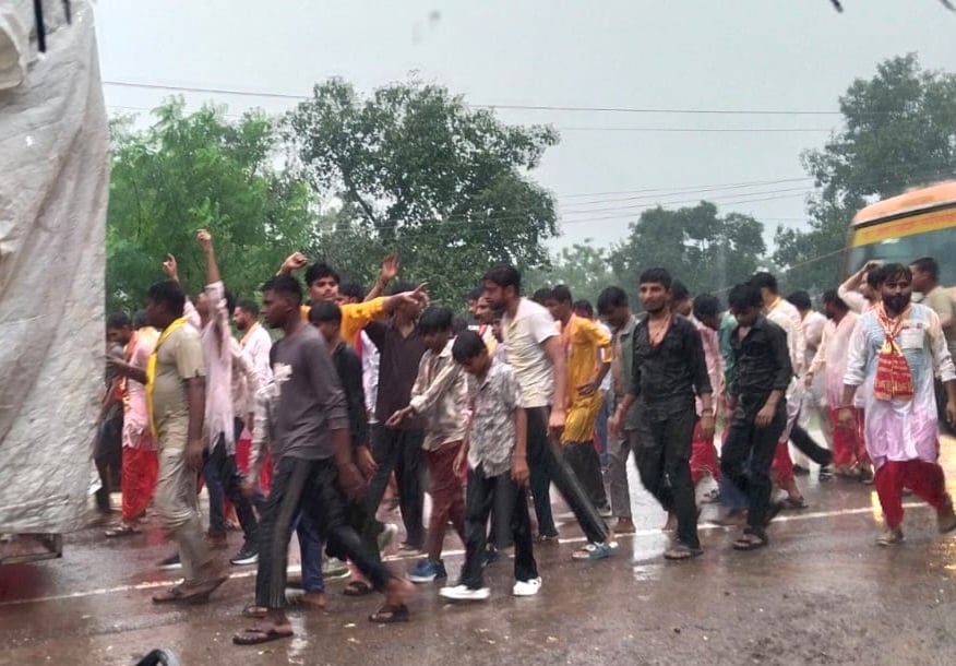 फोटो25एचएएमपी 41- मौदहा क्षेत्र में गणेश प्रतिमा को गोद में लिए श्रद्धालु। संवाद फोटो25एचएएमपी 41- मौदहा क्षेत्र में गणेश प्रतिमा को गोद में लिए श्रद्धालु। संवाद