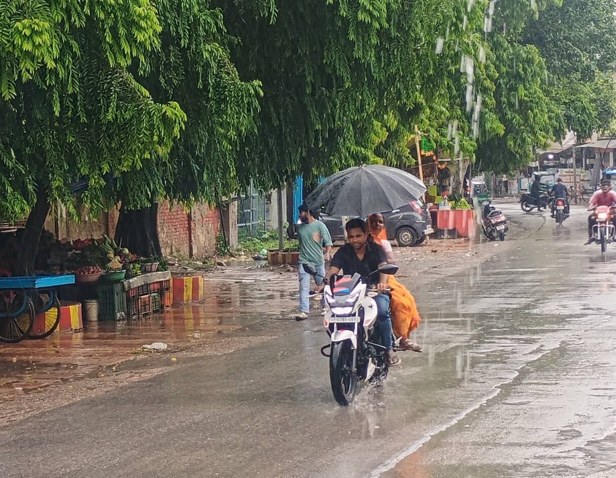 गहमर के पंचायत भवन के पास जलभराव के बीच रखा ट्रांसफॉर्मर। संवाद गहमर के पंचायत भवन के पास जलभराव के बीच रखा ट्रांसफॉर्मर। संवाद