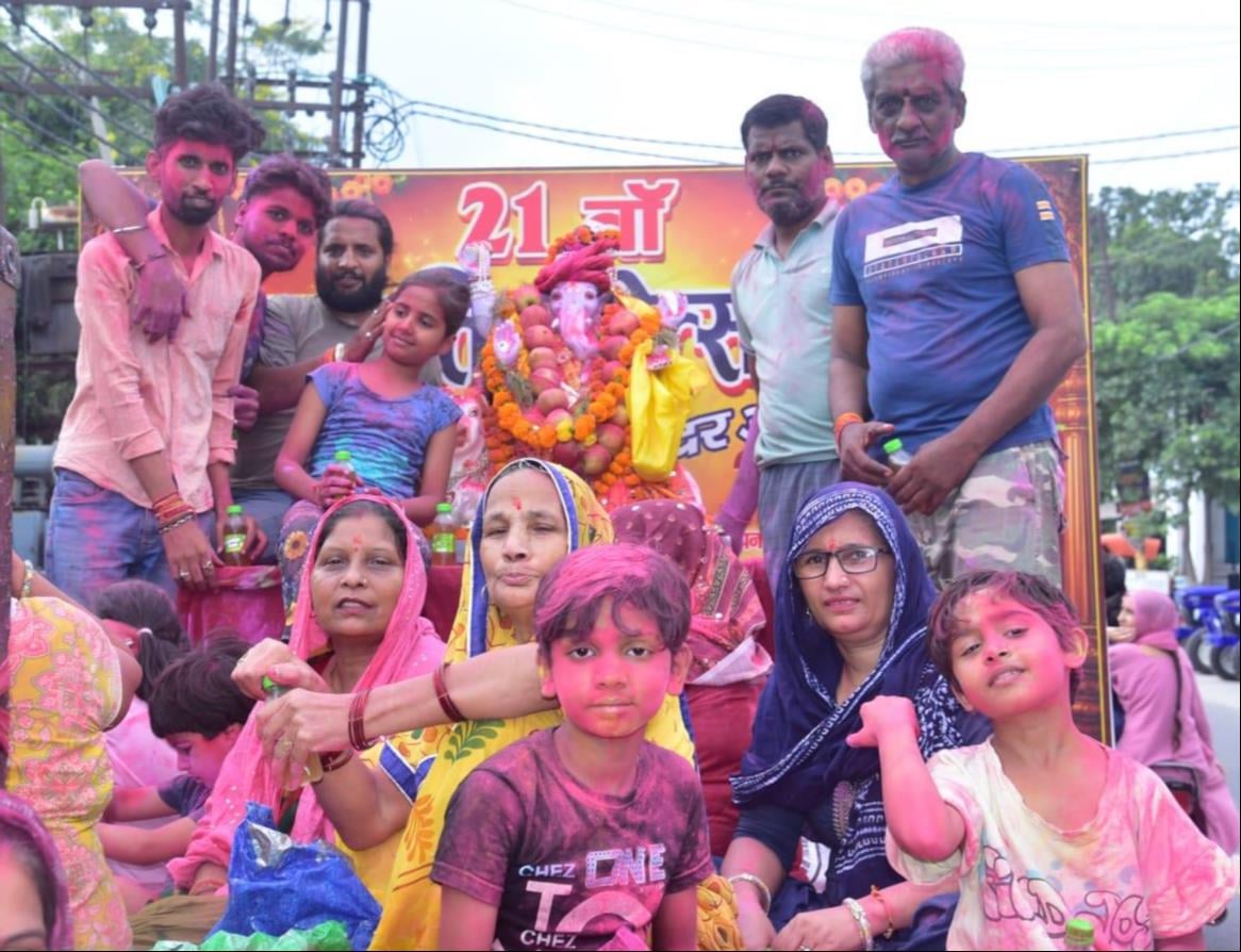जलालाबाद में अनंत चतुर्दशी पर विराजित गणपति के विसर्जन करने के लिए शोभा यात्रा निकालते श्रद्धाल जलालाबाद में अनंत चतुर्दशी पर विराजित गणपति के विसर्जन करने के लिए शोभा यात्रा निकालते श्रद्धाल