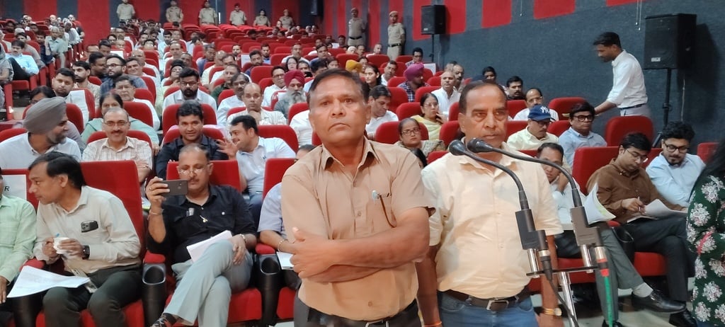 कष्ट निवारण समिति की बैठक के दौरान अधिकारियों से रिपोर्ट लेते मंत्री अनिल विज। संवाद कष्ट निवारण समिति की बैठक के दौरान अधिकारियों से रिपोर्ट लेते मंत्री अनिल विज। संवाद