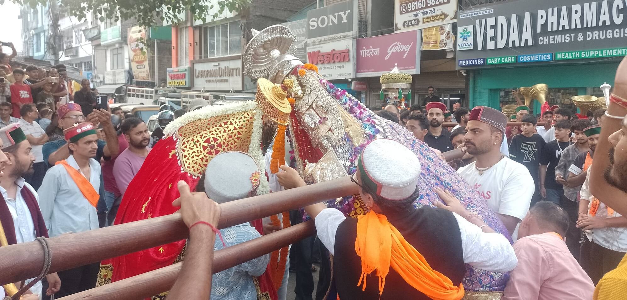 मंडी शहर में गणेश महोत्सव पर निकाली शोभायात्रा में गणेश प्रतिमाओं के साथ शरीक हुए देवी-देवता व 