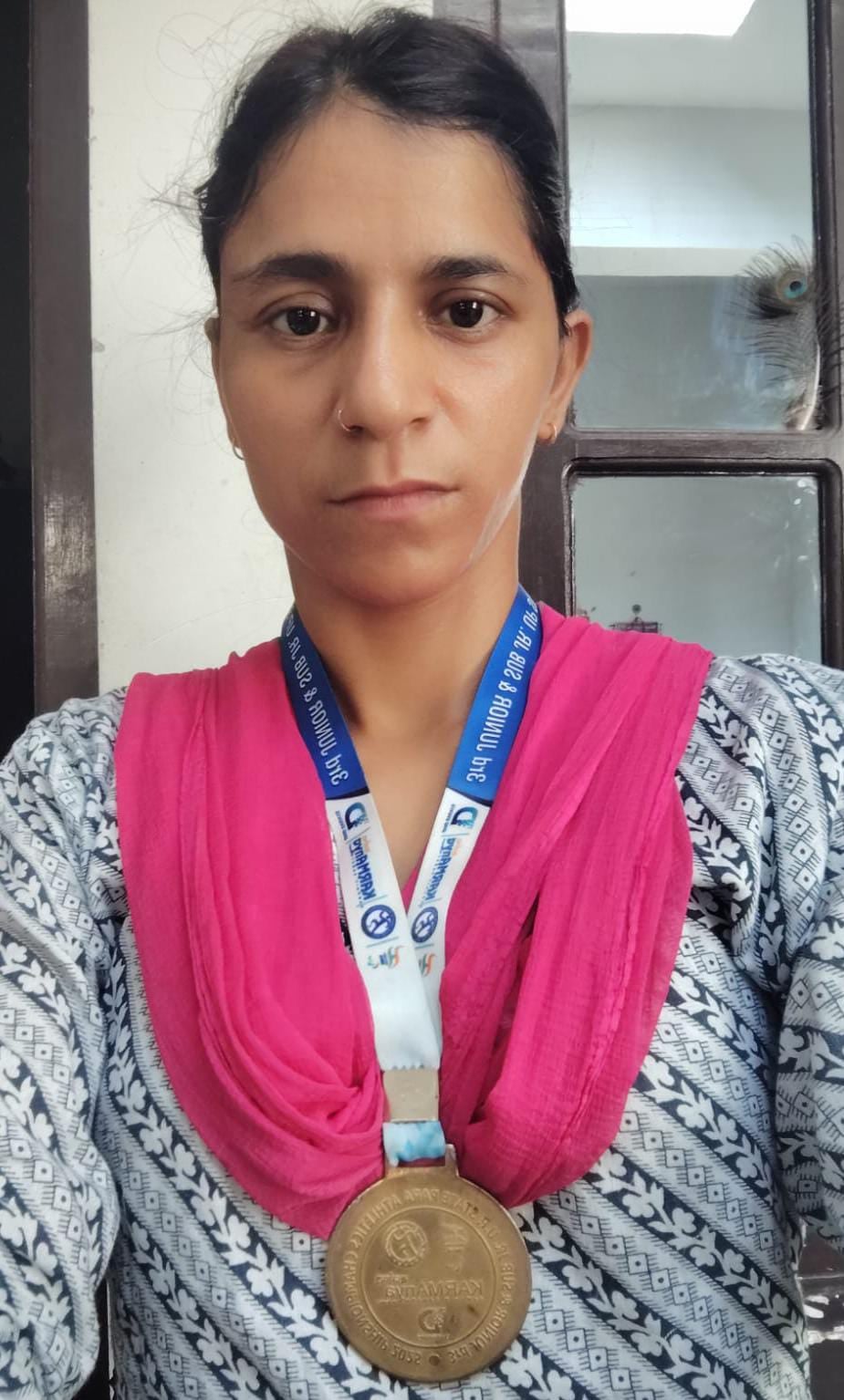 महिला दिव्यांग खिलाड़ी- भावना।