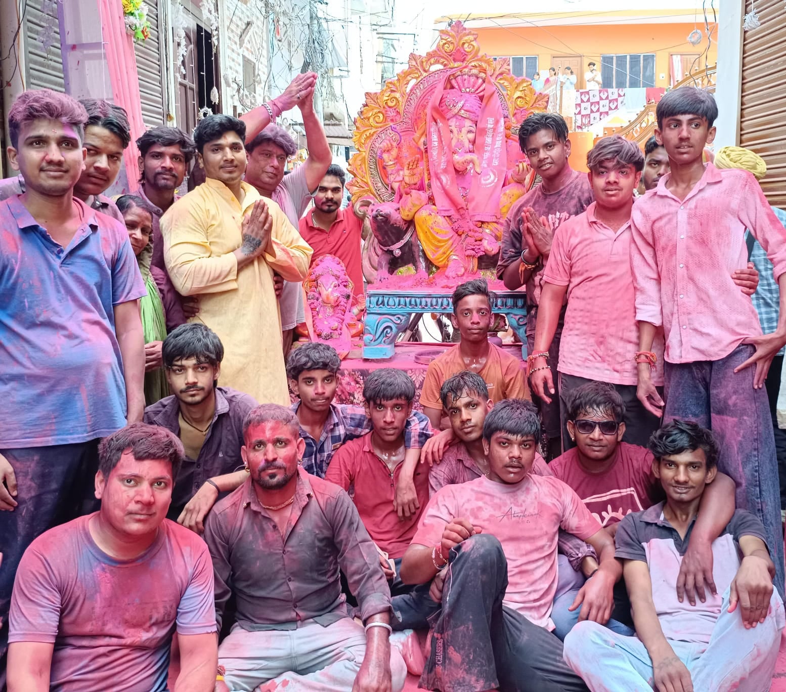 नगीना में श्री गणेश मूर्ति की विसर्जन शोभा यात्रा में शामिल श्रद्धालु। संवाद
