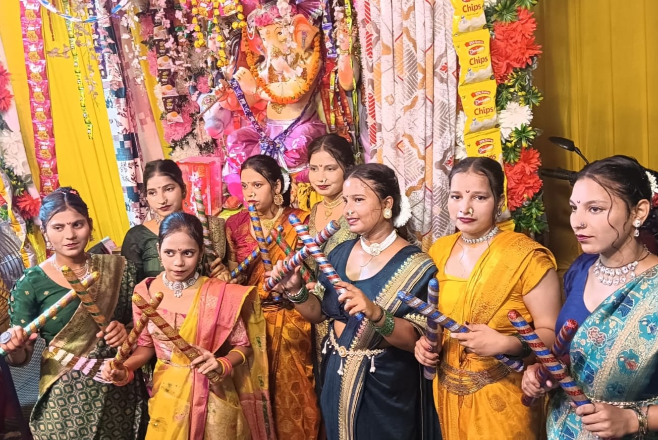 नगीना में श्री गणेश मूर्ति की विसर्जन शोभा यात्रा में शामिल श्रद्धालु। संवाद
