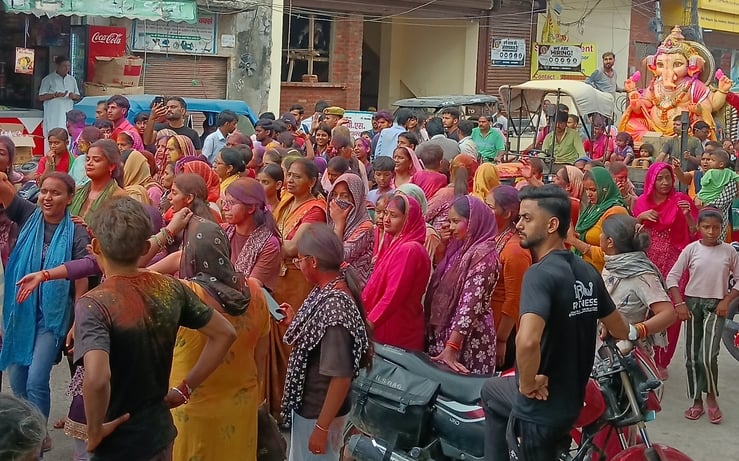 नगीना में श्री गणेश मूर्ति की विसर्जन शोभा यात्रा में शामिल श्रद्धालु। संवाद