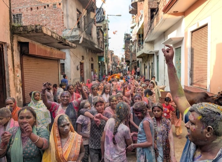 नगीना में श्री गणेश मूर्ति की विसर्जन शोभा यात्रा में शामिल श्रद्धालु। संवाद