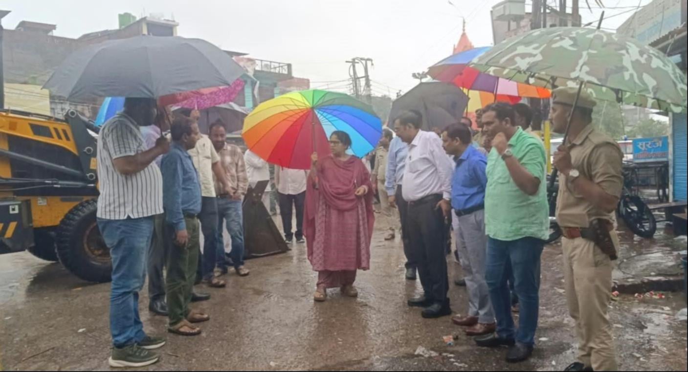 नगर में बारिश के दौरान राहत कार्यों का निरीक्षण करतीं डीएम व शहर में बारिश से जगह-जगह हुआ जलभरा