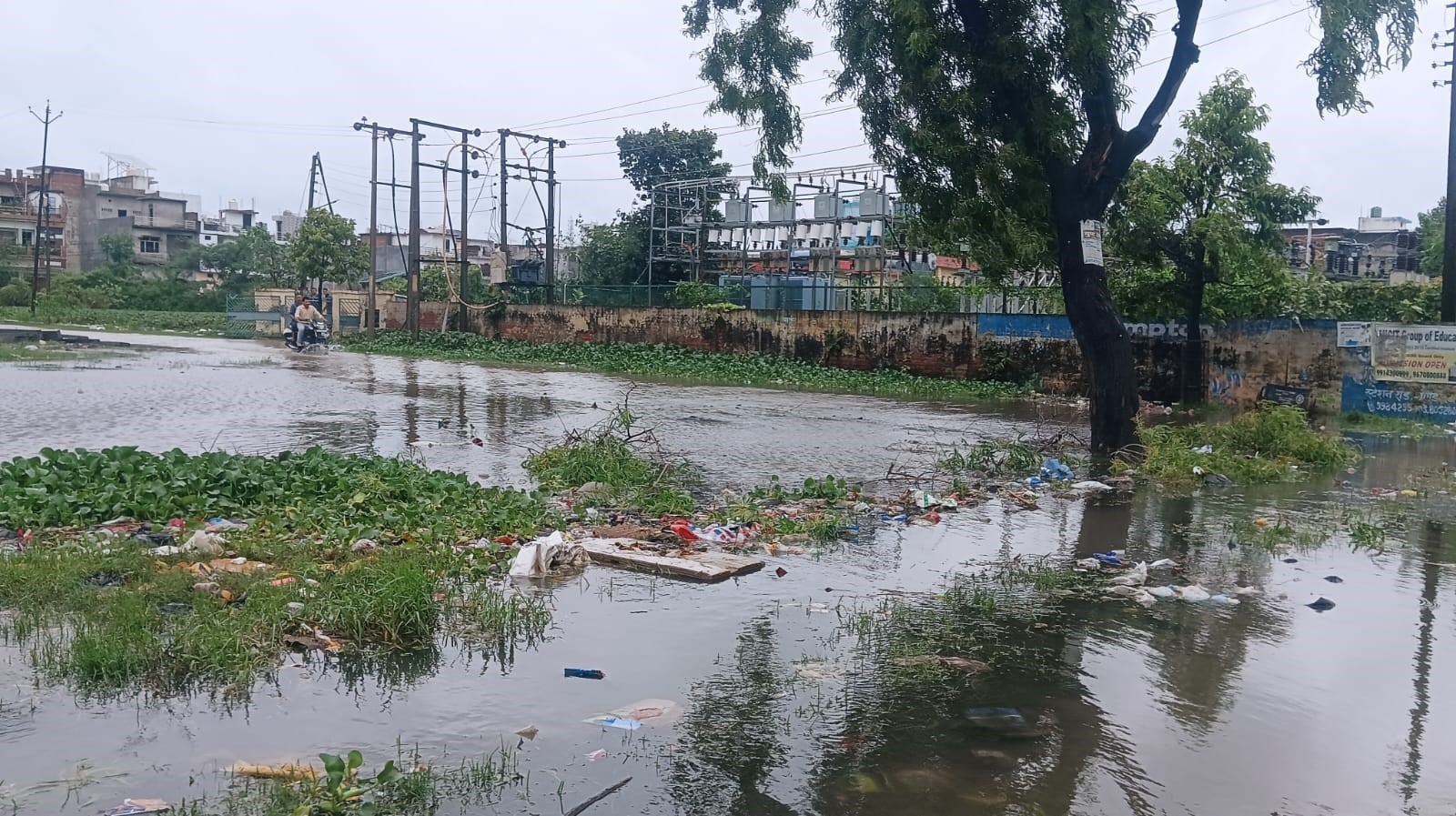 नगर में बारिश के दौरान राहत कार्यों का निरीक्षण करतीं डीएम व शहर में बारिश से जगह-जगह हुआ जलभरा