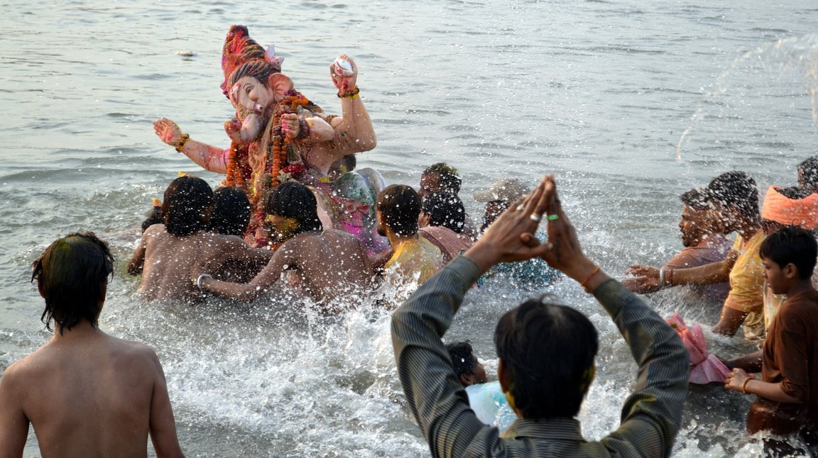 पश्चिमी यमुना नहर पर गाजे बाजे के साथ नाचते हुए अपने गणेश जी की प्रतिमा का सिर्जन करने जाती मं