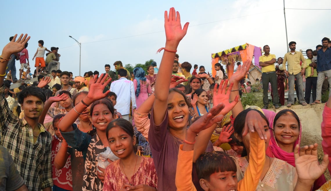पश्चिमी यमुना नहर पर गाजे बाजे के साथ नाचते हुए अपने गणेश जी की प्रतिमा का सिर्जन करने जाती मं