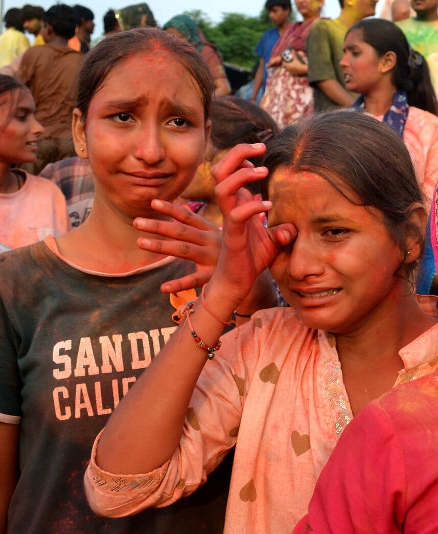 पश्चिमी यमुना नहर पर गाजे बाजे के साथ नाचते हुए अपने गणेश जी की प्रतिमा का सिर्जन करने जाती मं