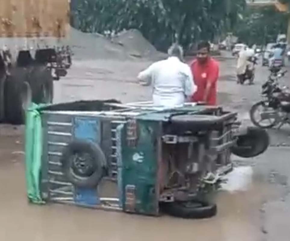 पुवायां के मोहल्ला कुरगंजा में संघ कार्यालय के पास गली में हुआ जलभराव। संवाद पुवायां के मोहल्ला कुरगंजा में संघ कार्यालय के पास गली में हुआ जलभराव। संवाद