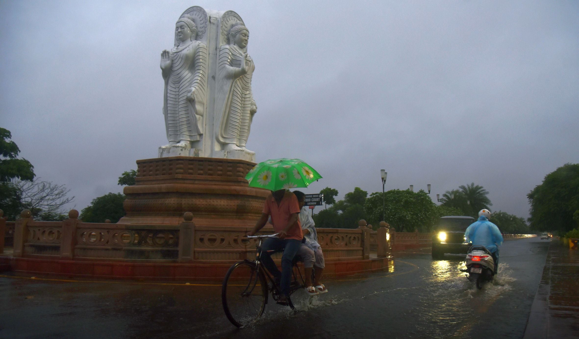 राजधानी में शुक्रवार को दिनभर झमाझम बारिश हुई। राजधानी में शुक्रवार को दिनभर झमाझम बारिश हुई।