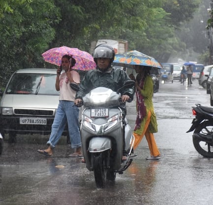 राजधानी में शुक्रवार को दिनभर झमाझम बारिश हुई। राजधानी में शुक्रवार को दिनभर झमाझम बारिश हुई।