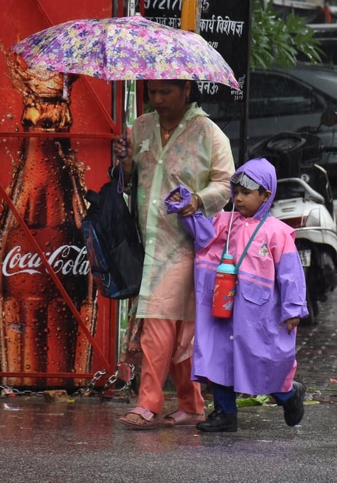 राजधानी में शुक्रवार को दिनभर झमाझम बारिश हुई। राजधानी में शुक्रवार को दिनभर झमाझम बारिश हुई।