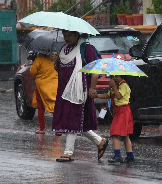 राजधानी में शुक्रवार को दिनभर झमाझम बारिश हुई। राजधानी में शुक्रवार को दिनभर झमाझम बारिश हुई।