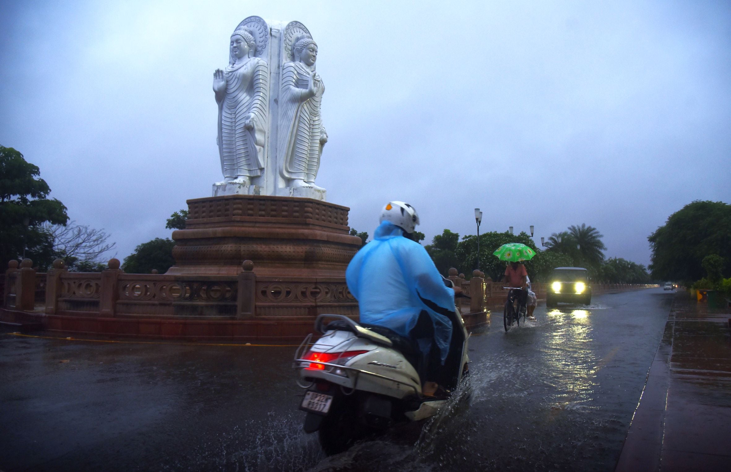 राजधानी में शुक्रवार को दिनभर झमाझम बारिश हुई। राजधानी में शुक्रवार को दिनभर झमाझम बारिश हुई।