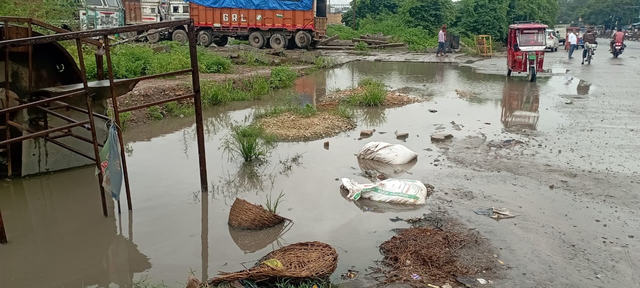रमईपट्टी-कनौराघाट मार्ग पर पक्कापोखरा में गड्ढायुक्त सड़क पर जल भराव।-संवाद। रमईपट्टी-कनौराघाट मार्ग पर पक्कापोखरा में गड्ढायुक्त सड़क पर जल भराव।-संवाद।