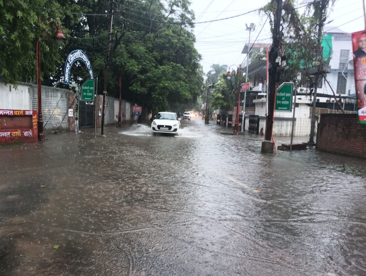 सुबह बारिश के दौरान छाता लेकर स्कूल जाते छात्र-छात्राएं। संवाद सुबह बारिश के दौरान छाता लेकर स्कूल जाते छात्र-छात्राएं। संवाद