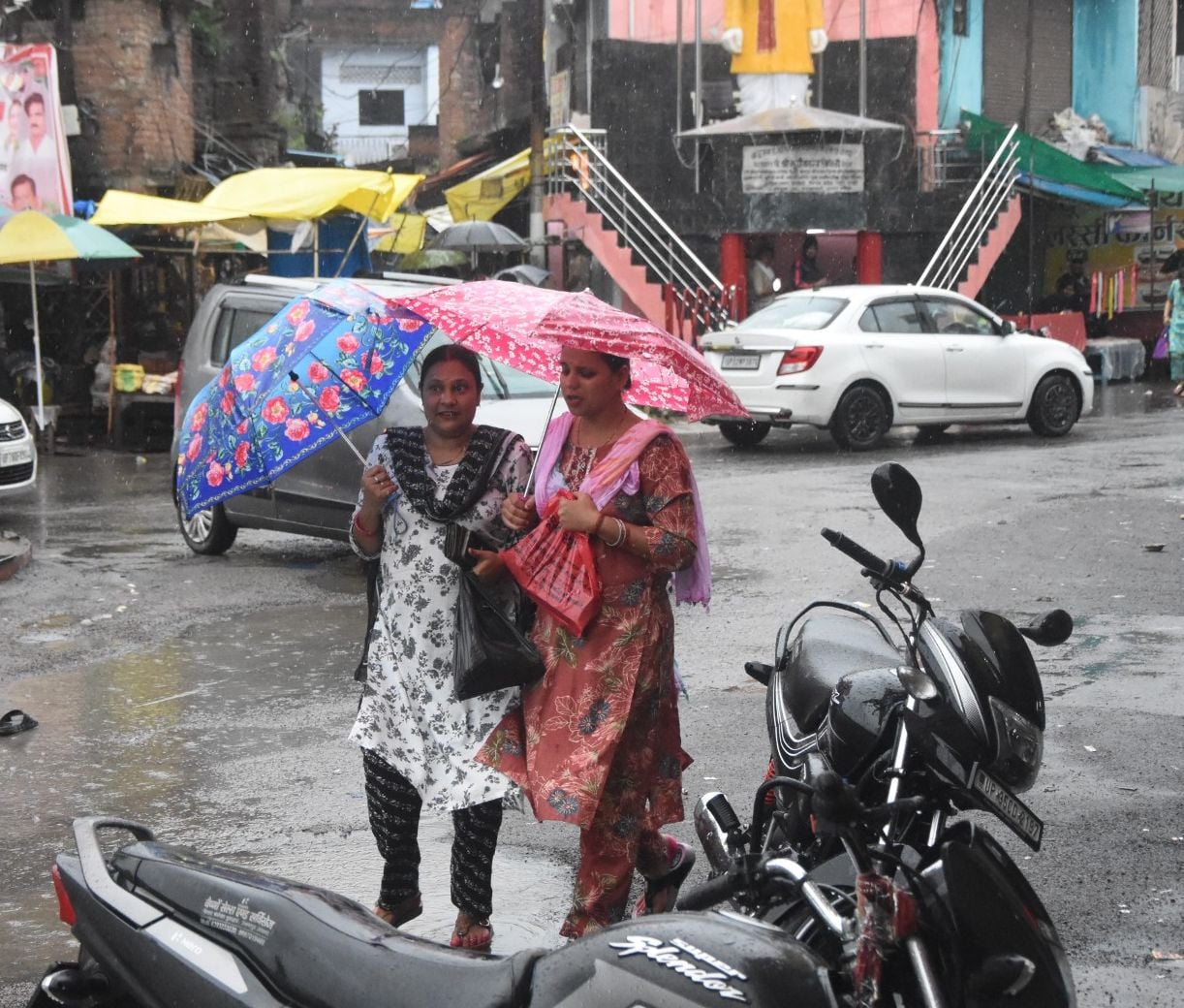 सुबह बारिश के दौरान छाता लेकर स्कूल जाते छात्र-छात्राएं। संवाद सुबह बारिश के दौरान छाता लेकर स्कूल जाते छात्र-छात्राएं। संवाद