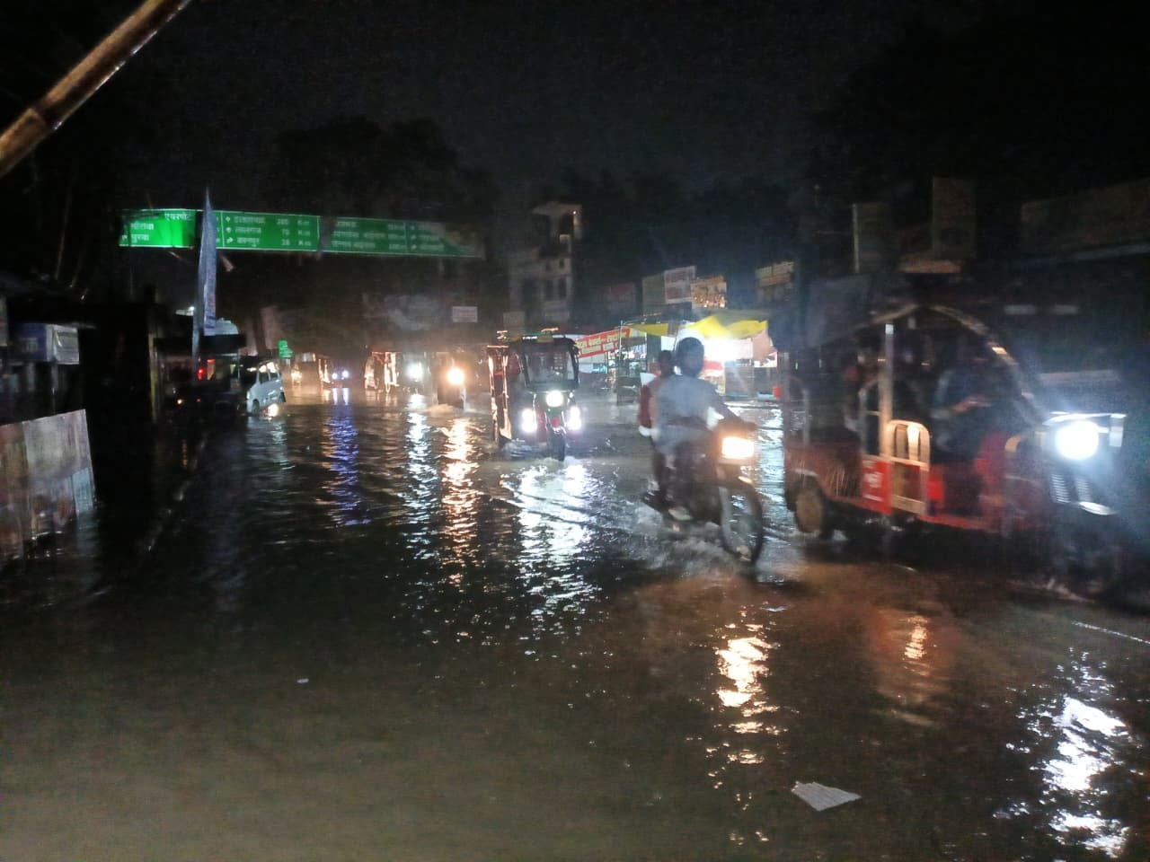 सुबह बारिश के दौरान छाता लेकर स्कूल जाते छात्र-छात्राएं। संवाद सुबह बारिश के दौरान छाता लेकर स्कूल जाते छात्र-छात्राएं। संवाद