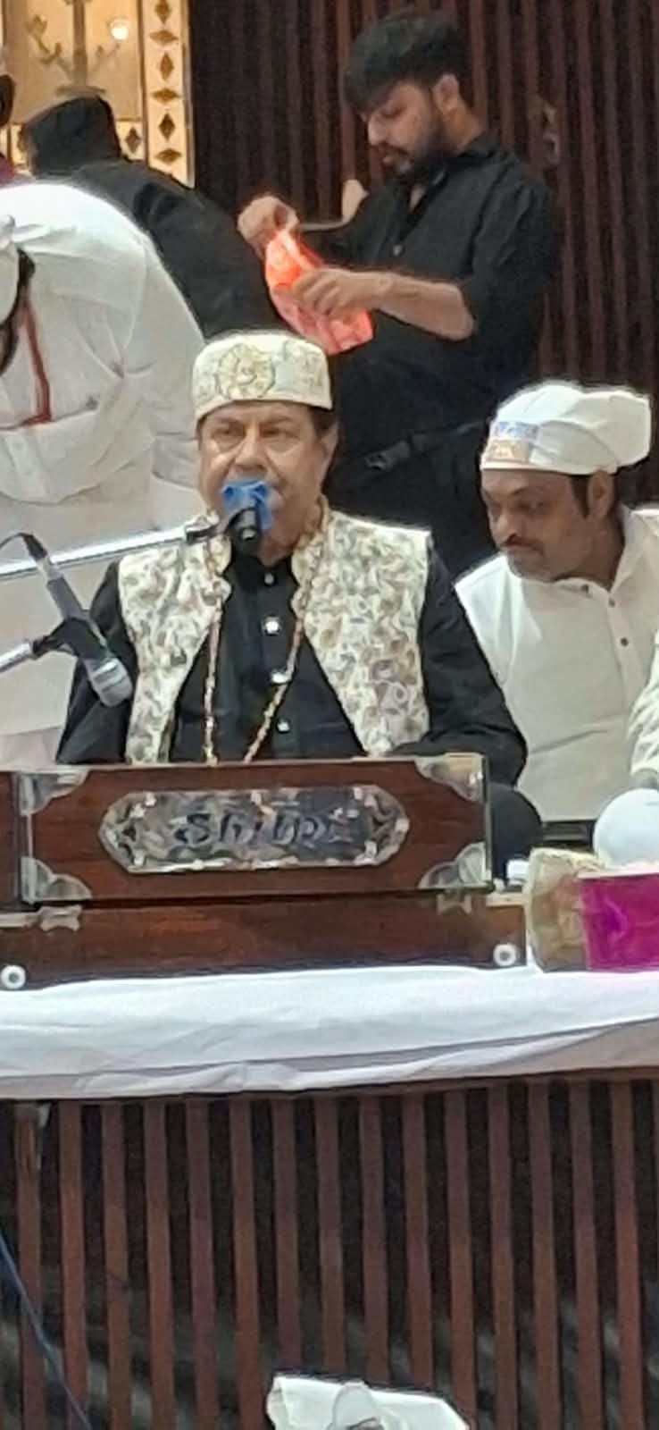 संतों ने दिया दुनिया को मानवता और एकता का संदेश, अनूप जलोटा ने गाए भजन संतों ने दिया दुनिया को मानवता और एकता का संदेश, अनूप जलोटा ने गाए भजन