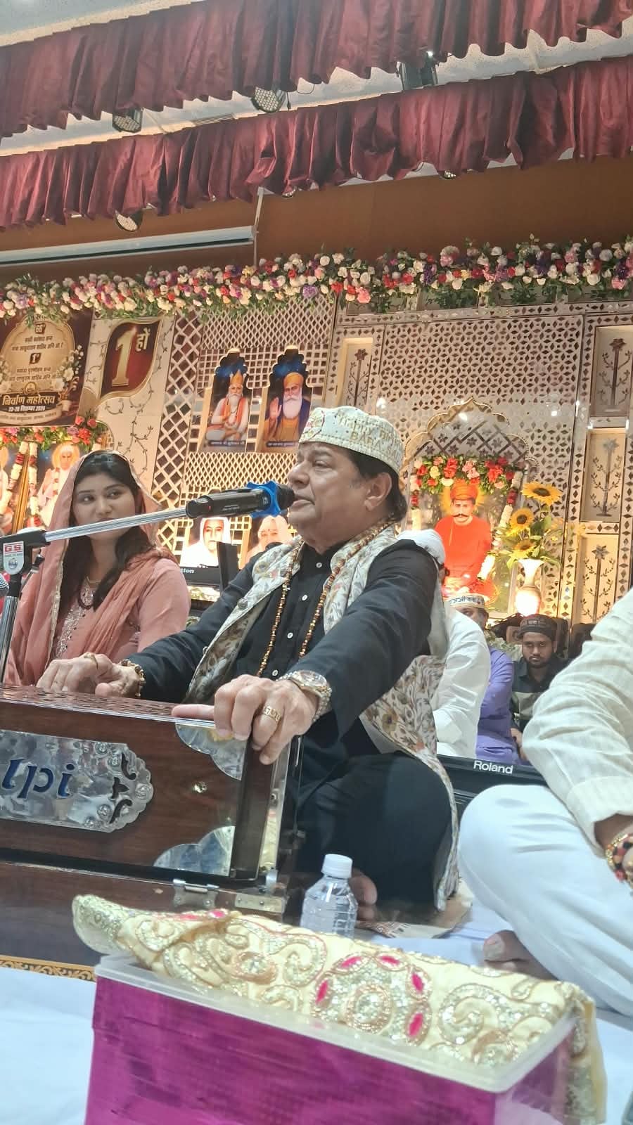 संतों ने दिया दुनिया को मानवता और एकता का संदेश, अनूप जलोटा ने गाए भजन संतों ने दिया दुनिया को मानवता और एकता का संदेश, अनूप जलोटा ने गाए भजन