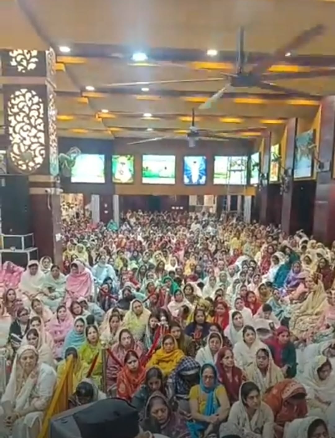 संतों ने दिया दुनिया को मानवता और एकता का संदेश, अनूप जलोटा ने गाए भजन संतों ने दिया दुनिया को मानवता और एकता का संदेश, अनूप जलोटा ने गाए भजन