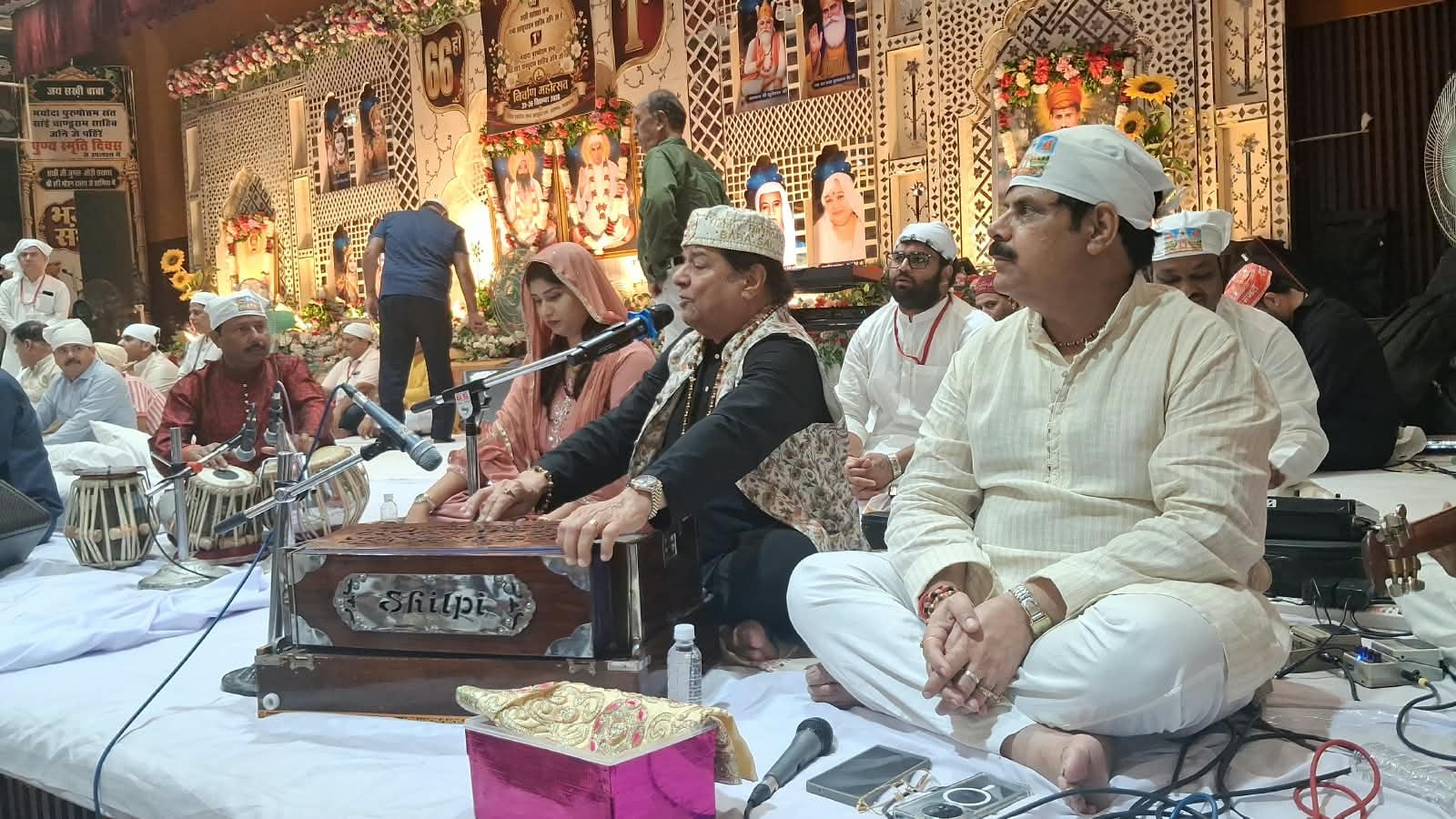 संतों ने दिया दुनिया को मानवता और एकता का संदेश, अनूप जलोटा ने गाए भजन संतों ने दिया दुनिया को मानवता और एकता का संदेश, अनूप जलोटा ने गाए भजन