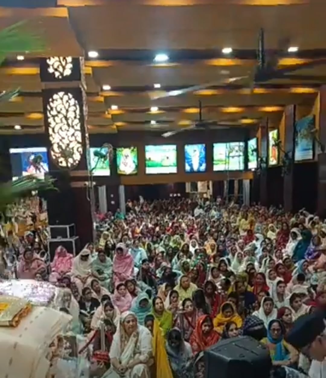 संतों ने दिया दुनिया को मानवता और एकता का संदेश, अनूप जलोटा ने गाए भजन संतों ने दिया दुनिया को मानवता और एकता का संदेश, अनूप जलोटा ने गाए भजन