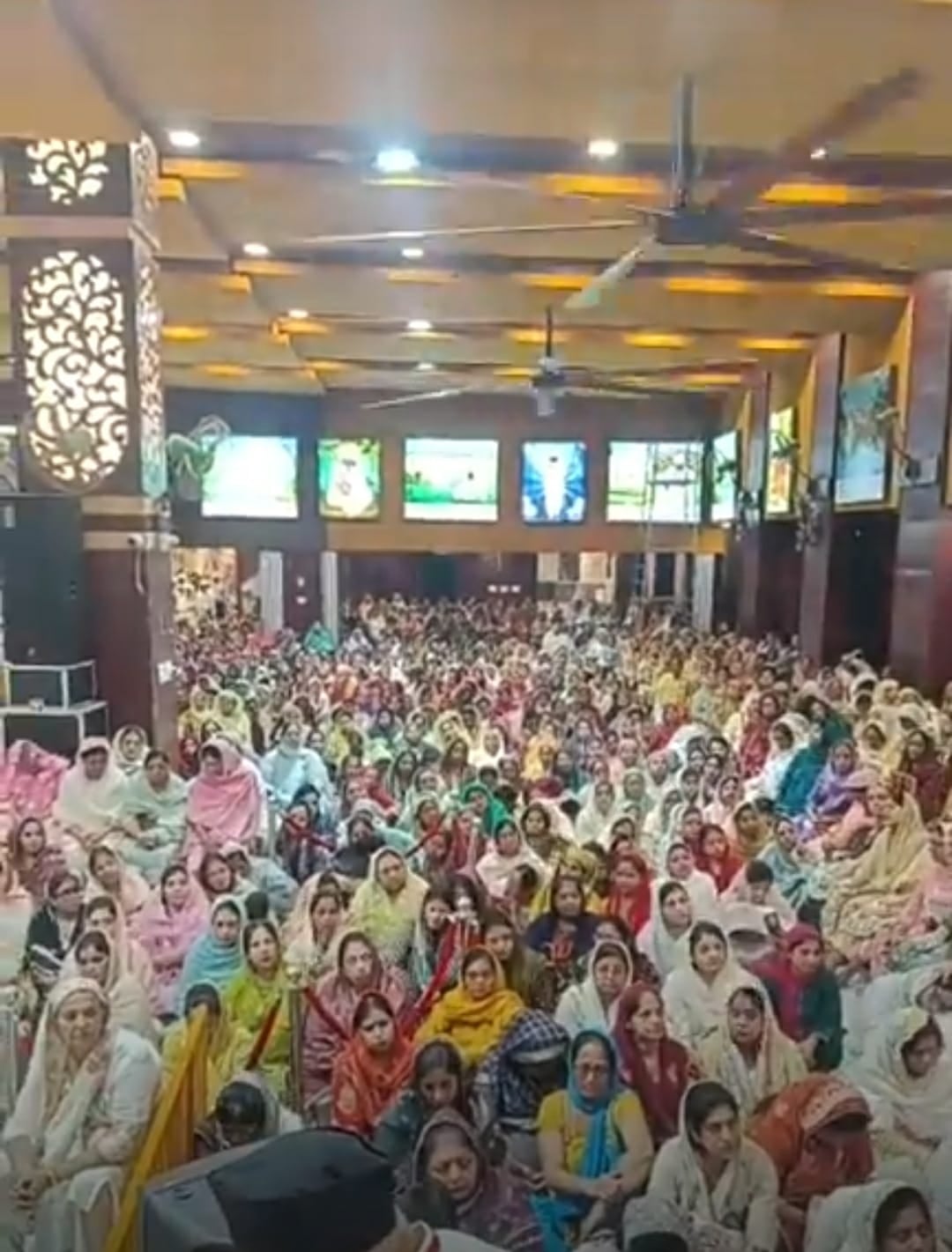 संतों ने दिया दुनिया को मानवता और एकता का संदेश, अनूप जलोटा ने गाए भजन संतों ने दिया दुनिया को मानवता और एकता का संदेश, अनूप जलोटा ने गाए भजन
