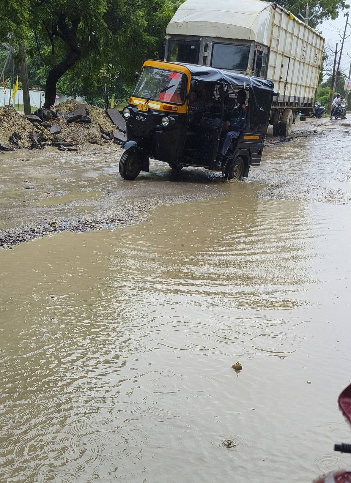 शहर के जिला अस्पताल चौराहा पर रिमझिम होती बारिश। शहर के जिला अस्पताल चौराहा पर रिमझिम होती बारिश।