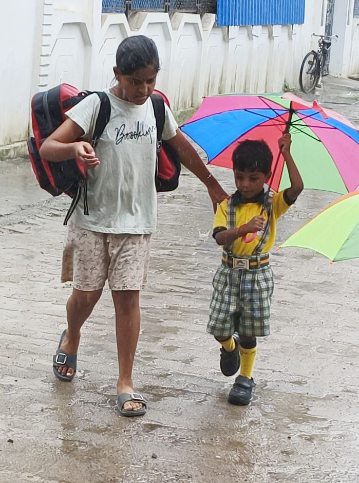 शहर के जिला अस्पताल चौराहा पर रिमझिम होती बारिश। शहर के जिला अस्पताल चौराहा पर रिमझिम होती बारिश।