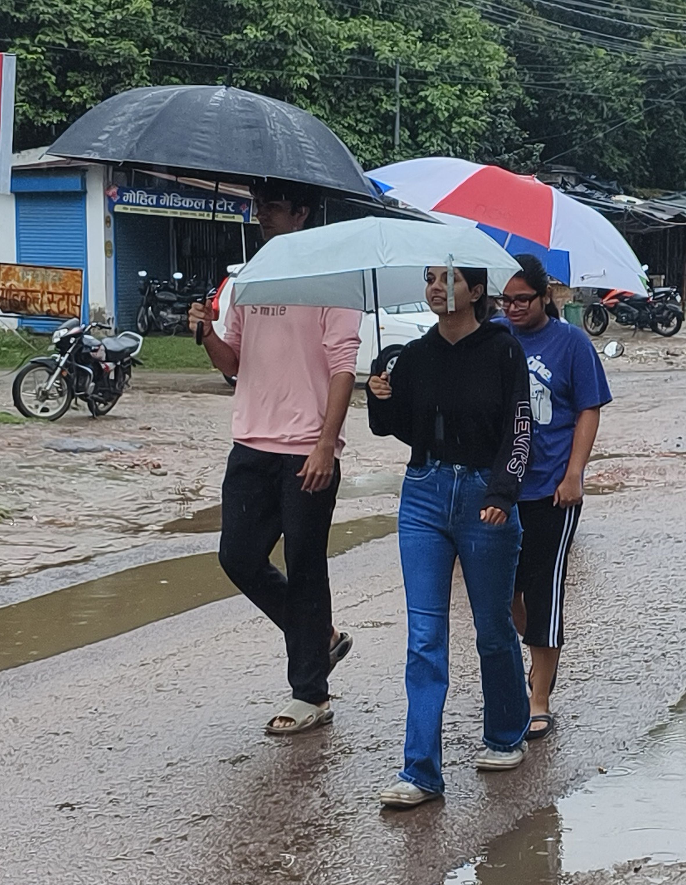 शहर के जिला अस्पताल चौराहा पर रिमझिम होती बारिश। शहर के जिला अस्पताल चौराहा पर रिमझिम होती बारिश।