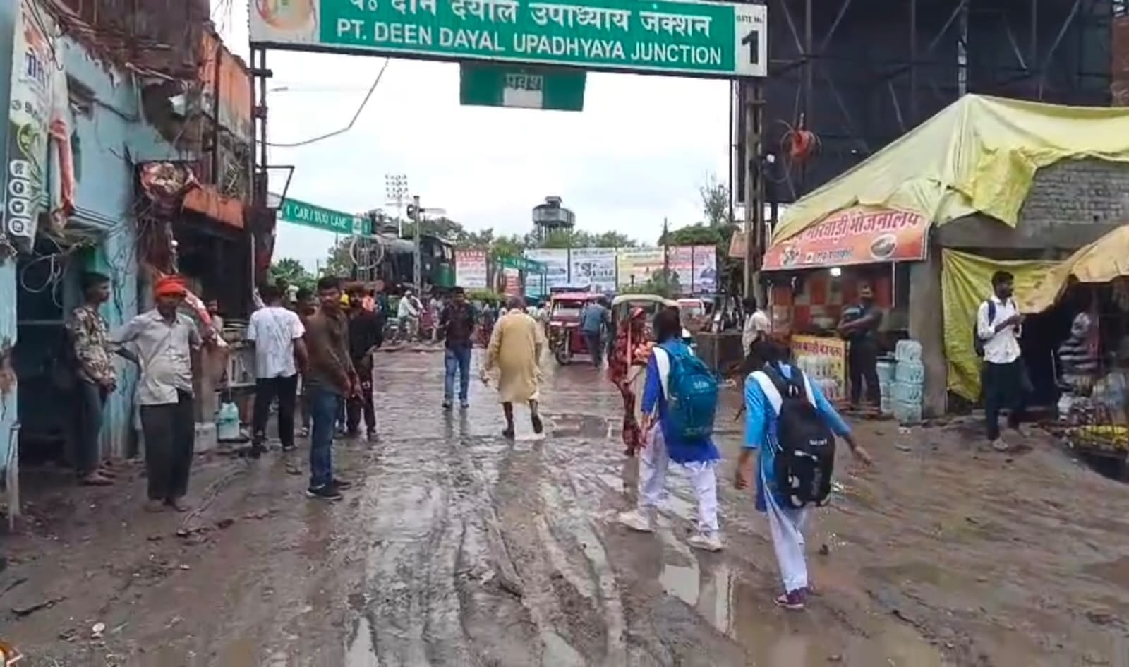 टांडाकला में सड़क पर हुआ जलभराव। संवाद
