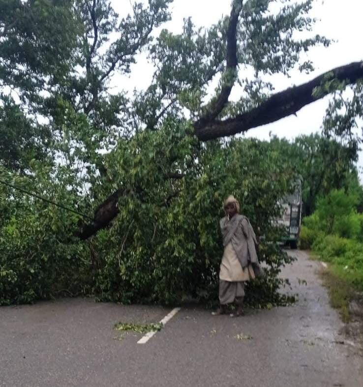टांडाकला में सड़क पर हुआ जलभराव। संवाद
