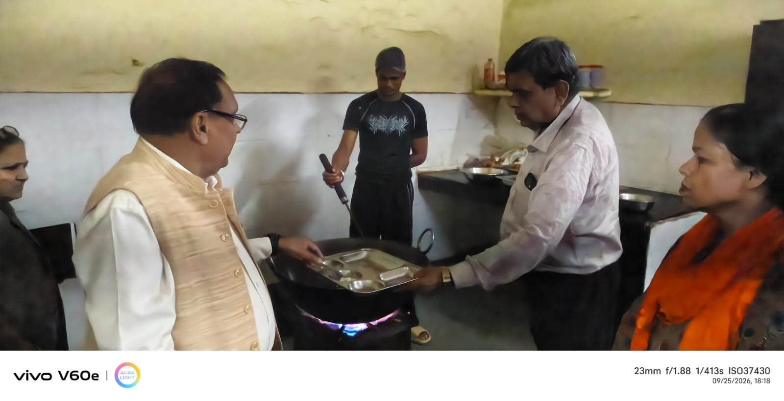 तिलक हॉस्टल पहुंचे कुलपति, मेस का खाना चखकर जांची गुणवत्ता
