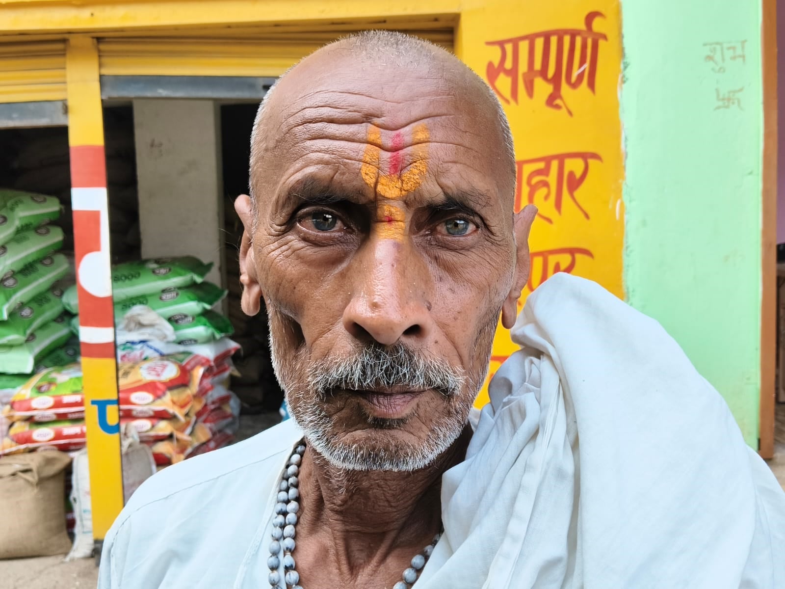 तिरथली में सफाइ नहीं होने से रोड पर बहता नाली का पानी ।  संवाद