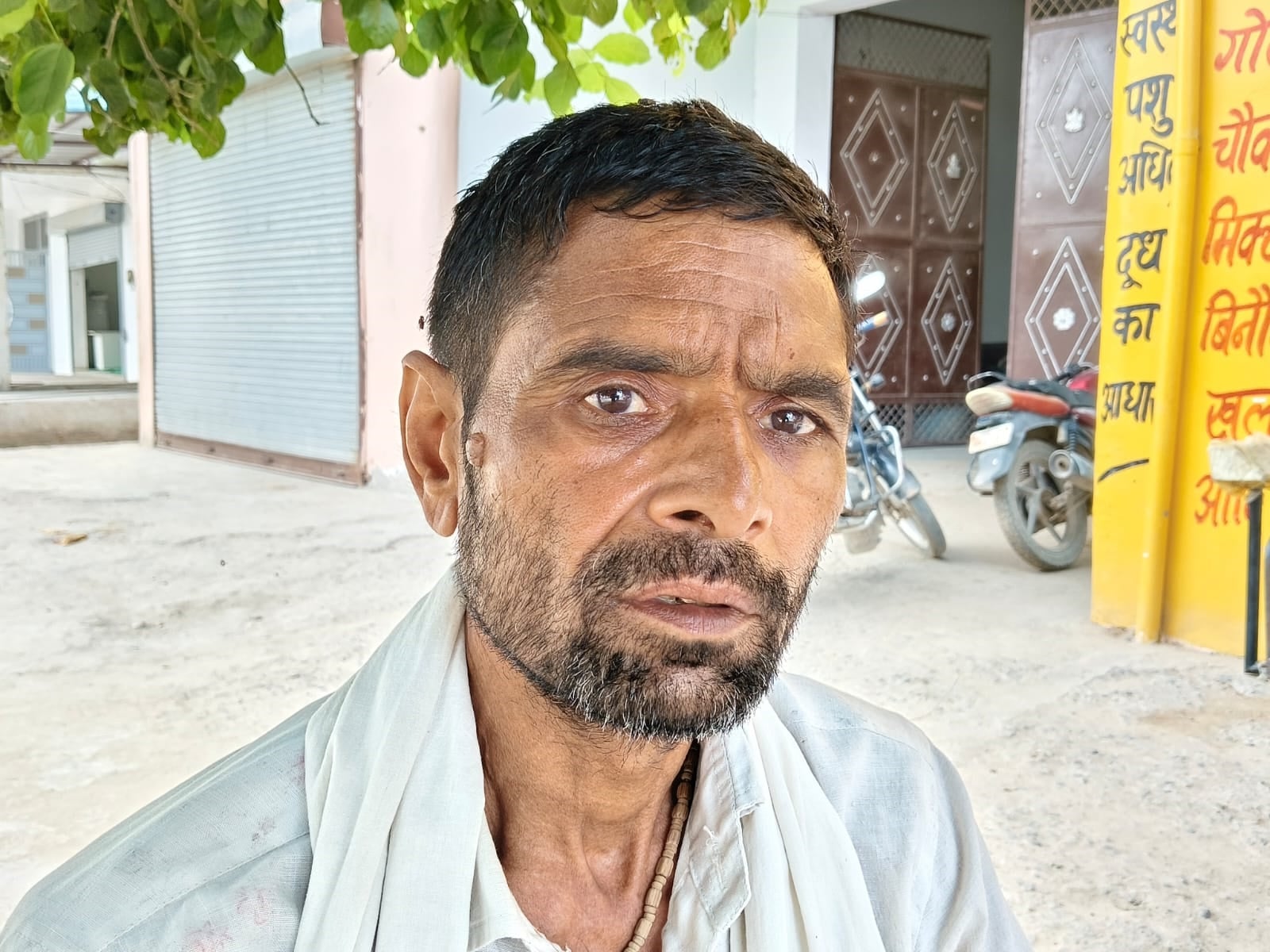 तिरथली में सफाइ नहीं होने से रोड पर बहता नाली का पानी ।  संवाद