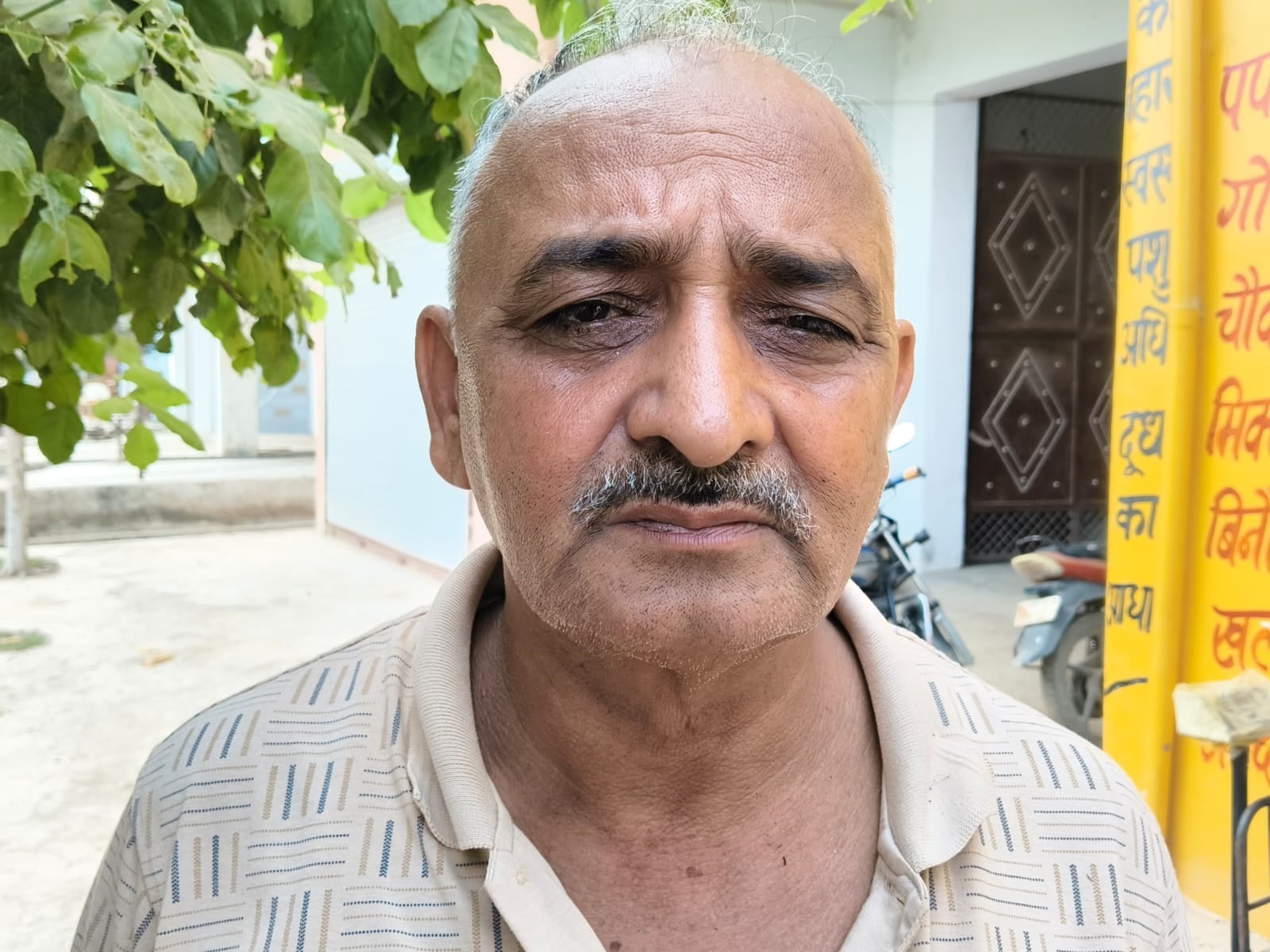 तिरथली में सफाइ नहीं होने से रोड पर बहता नाली का पानी ।  संवाद