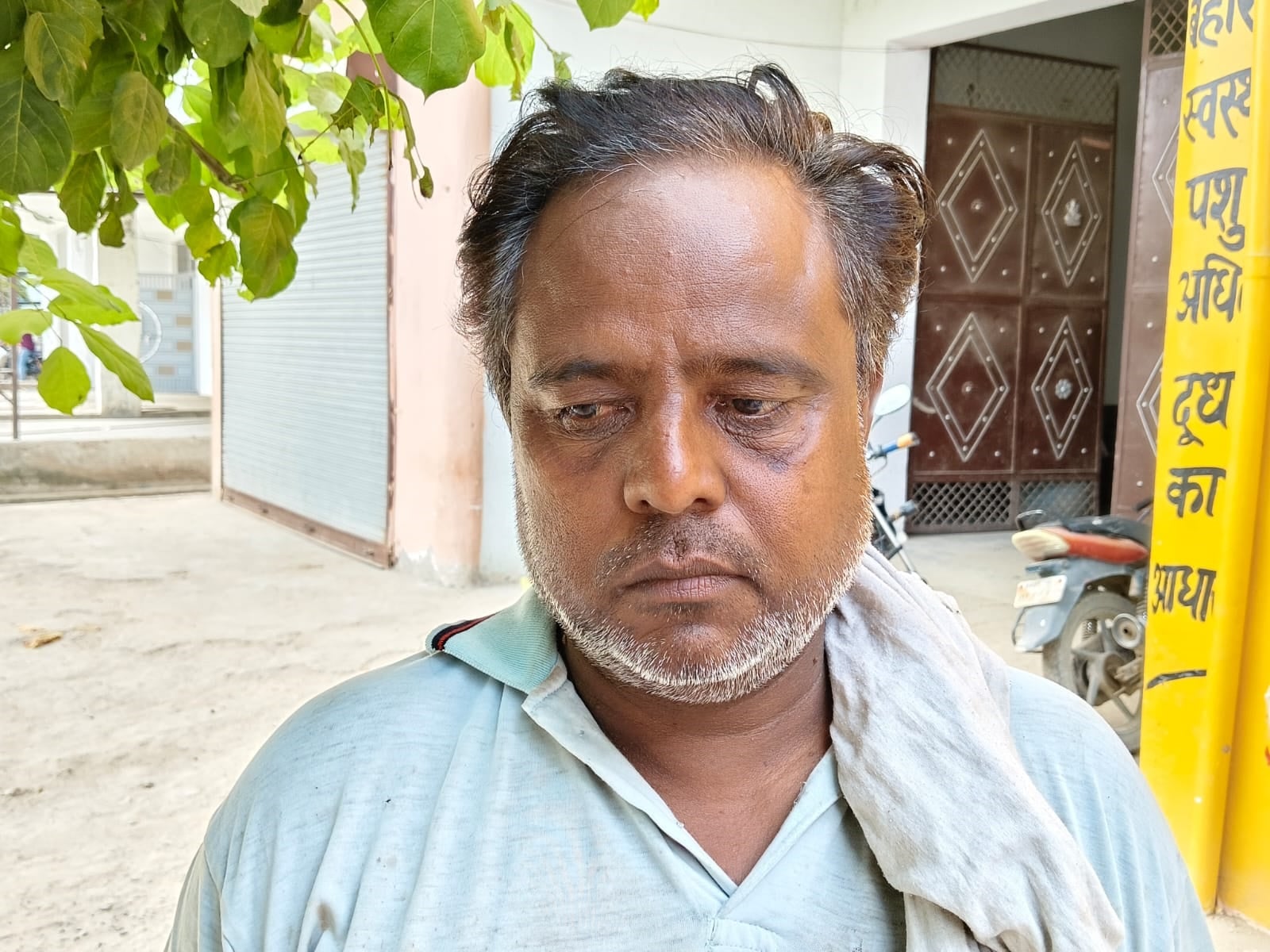 तिरथली में सफाइ नहीं होने से रोड पर बहता नाली का पानी ।  संवाद