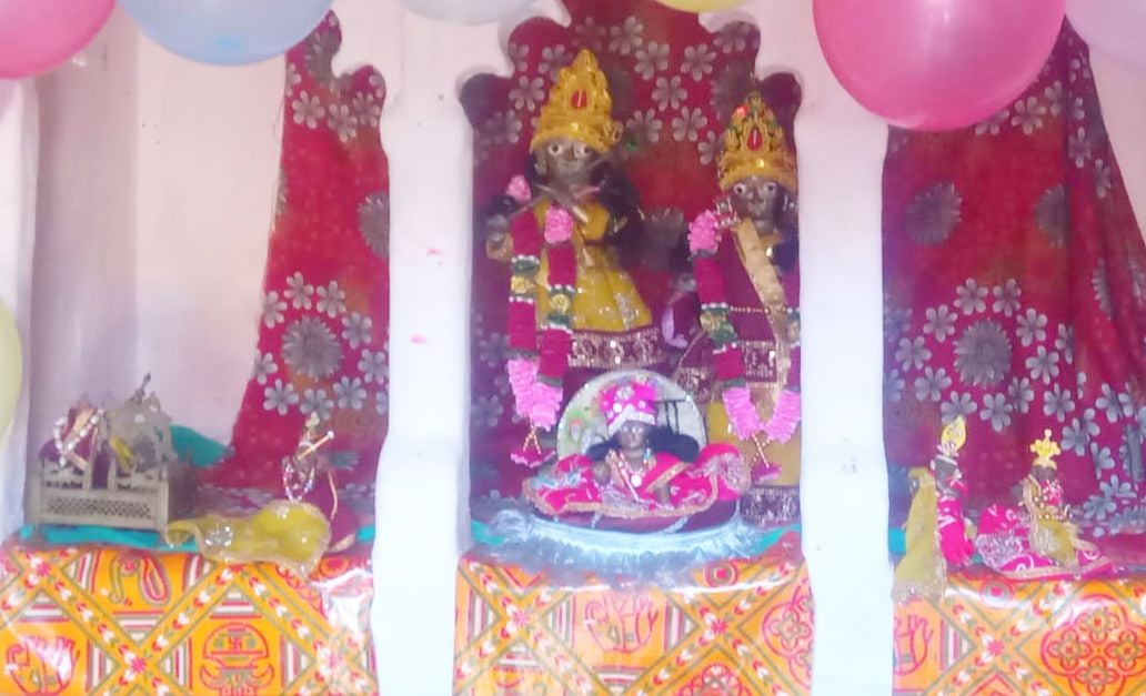 ठाकुरद्वारा में मूर्ति रखे जाने वाले खाली स्थान को दिखाते पुजारी अवध बिहारी। संवाद