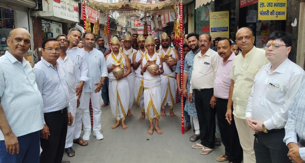 दसलखण पर्व श्री जी का अभिषेक करते समाज के लोग। स्रोत : मंदिर दसलखण पर्व श्री जी का अभिषेक करते समाज के लोग। स्रोत : मंदिर