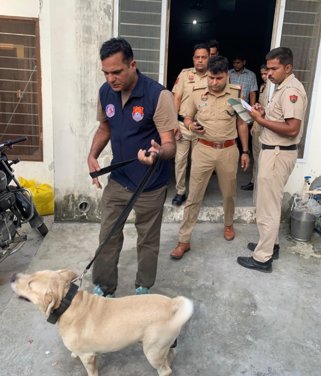 देवधर में नशे के संभावित ठिकानों पर जांच करने पहुंची पुलिस। प्रवक्ता देवधर में नशे के संभावित ठिकानों पर जांच करने पहुंची पुलिस। प्रवक्ता