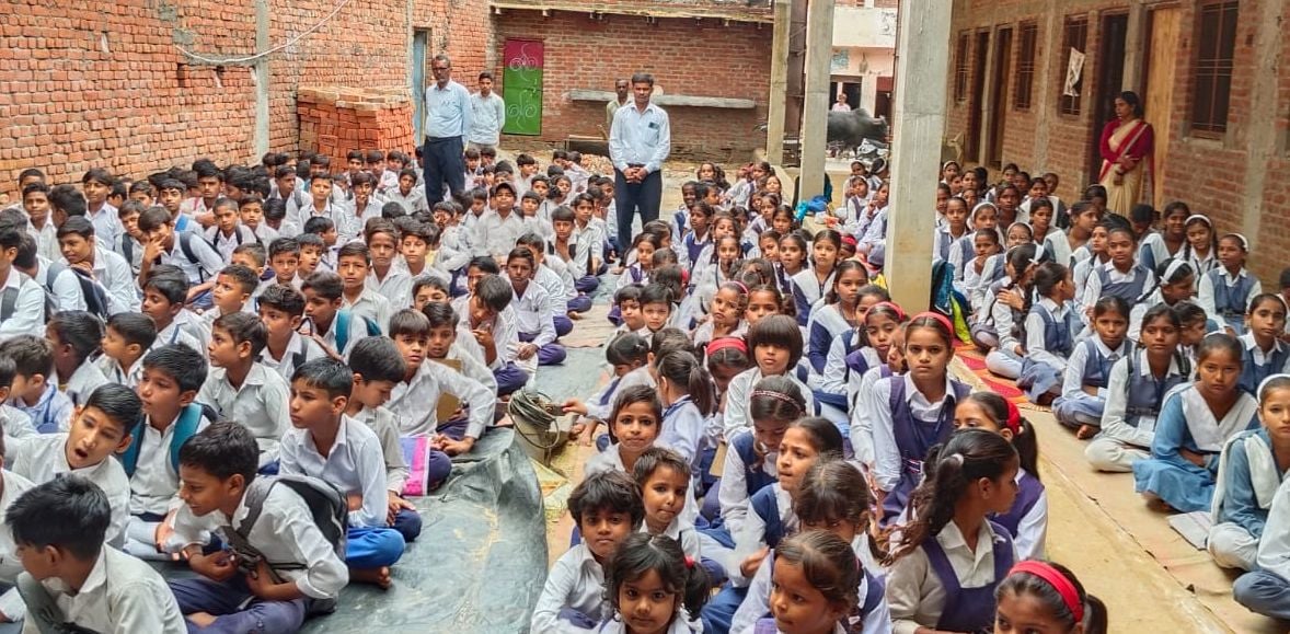 उसहैत में वंदे मातरम कार्यक्रम में शामिल बच्चे। संवाद उसहैत में वंदे मातरम कार्यक्रम में शामिल बच्चे। संवाद