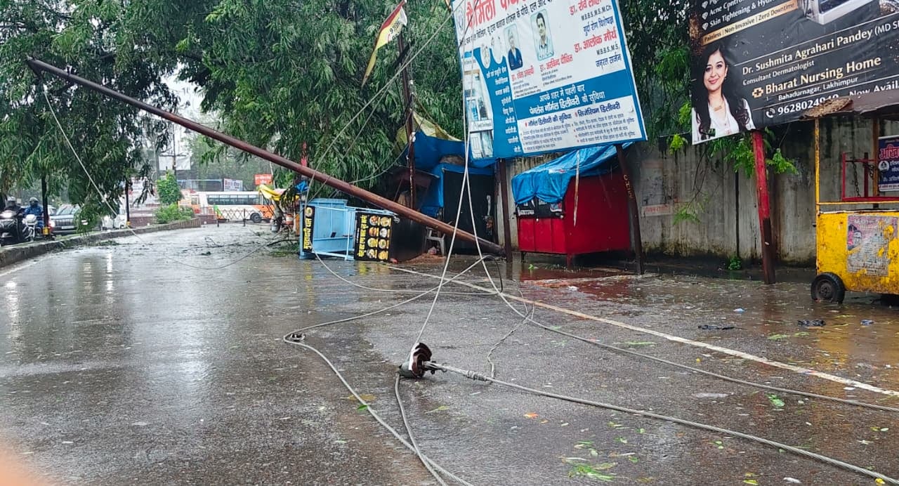 विकास भवन के पास गिरा पेड़ व बिजली का खंभा, टूटे तार। संवाद विकास भवन के पास गिरा पेड़ व बिजली का खंभा, टूटे तार। संवाद