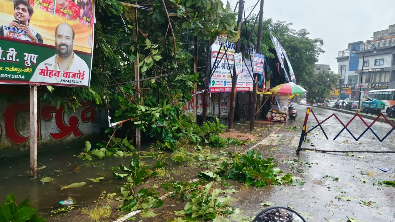 विकास भवन के पास गिरा पेड़ व बिजली का खंभा, टूटे तार। संवाद विकास भवन के पास गिरा पेड़ व बिजली का खंभा, टूटे तार। संवाद