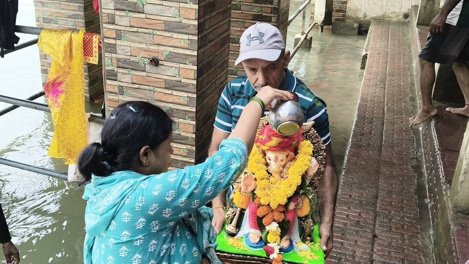विसर्जन करने से पहले गणेश के कान में मन्नत बताती छोटी बच्ची। अशोक कुमार विसर्जन करने से पहले गणेश के कान में मन्नत बताती छोटी बच्ची। अशोक कुमार