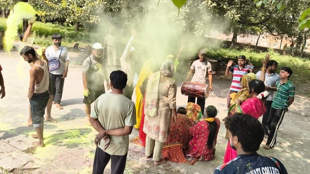 विसर्जन करने से पहले गणेश के कान में मन्नत बताती छोटी बच्ची। अशोक कुमार विसर्जन करने से पहले गणेश के कान में मन्नत बताती छोटी बच्ची। अशोक कुमार